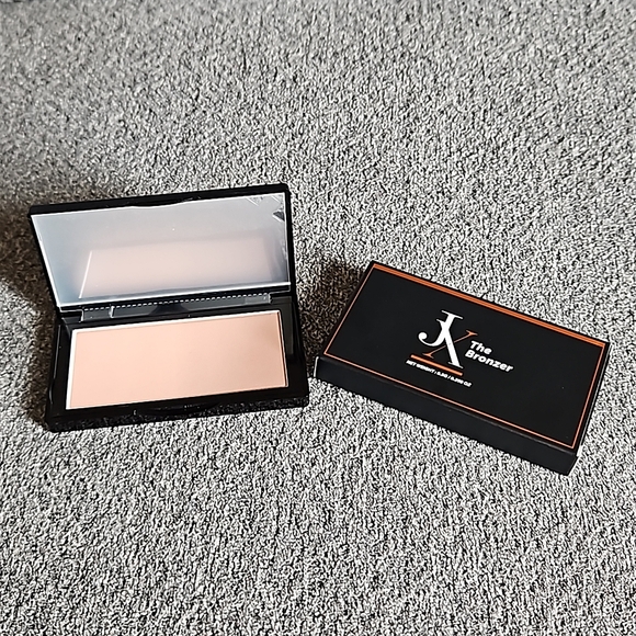 JUST XIMENA COSMETICS The Bronzer in: Luna Bright - Picture 2 of 7